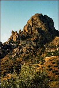 Καλαβρία Μάνη, Εγγύς Κόσμος