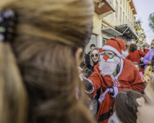 Παραστάσεις στο Χωριό των Ξωτικών στον Πειραιά
