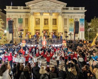 Χορεύοντας τα Χριστούγεννα στον Πειραιά