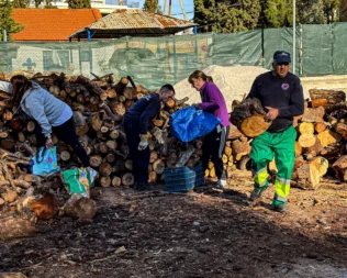 Δωρεάν διανομή καυσόξυλων από τον Δήμο Αγίας Παρασκευής