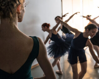 Γιορτάζοντας την Παγκόσμια Ημέρα Χορού στην Ανώτερη Επαγγελματική Σχολή Χορού