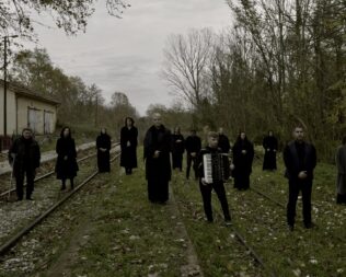 Βαγόνια στη Βροχή στην Πετρούπολη